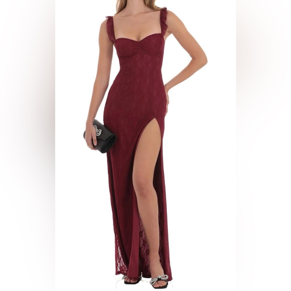 Elegant Burgundy Lace Evening Gown (M)